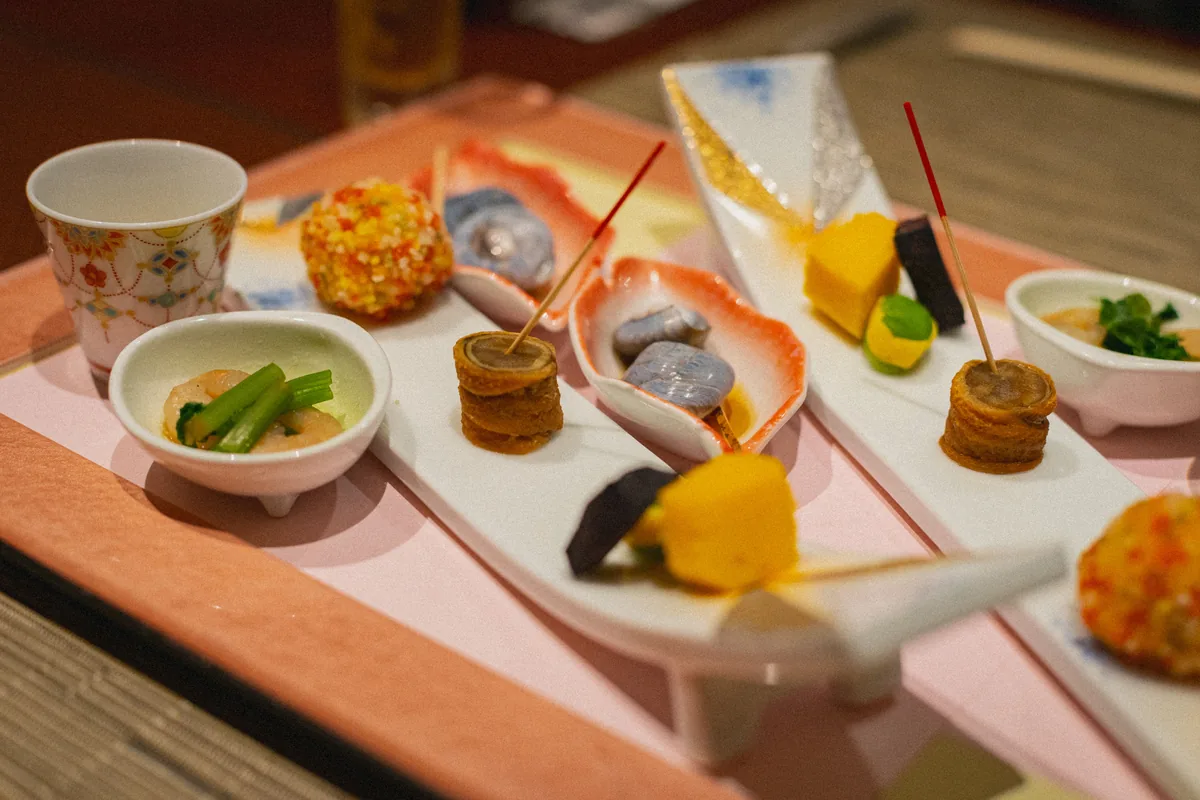 小皿が並ぶ本格的な会席スタイルの和食——船上で提供される料理のスタイルを代表するイメージ