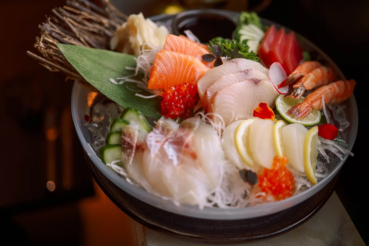 新鮮な魚介を薄切りにした刺身の盛り合わせ——船上で提供される刺身コースを代表するイメージ